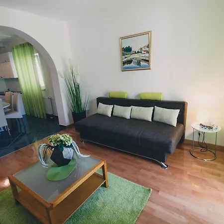 Sunny Garden Apartment